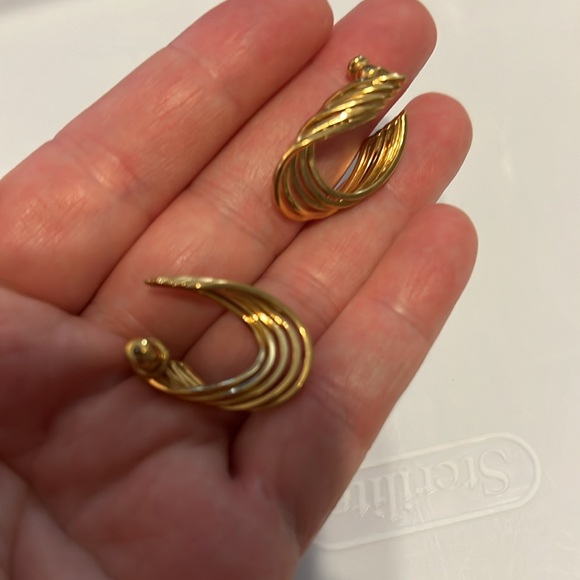 Vintage gold tone Earrings - Picture 4 of 5